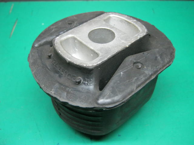 mercedes 1213510242 - rubber
                    mounting